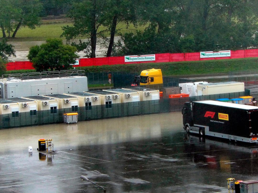 Zaradi narasle reke poplavljeno dirkališče F1 Imola. Posodobitve o stanju dirke, evakuaciji, nevarnostih in vračilu vstopnic. Bodite obveščeni!