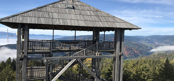 Turm im Gebirge